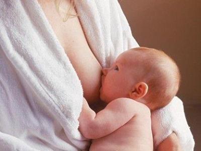 母乳喂养有助于恢复妈妈身型，促进宝宝健康生长